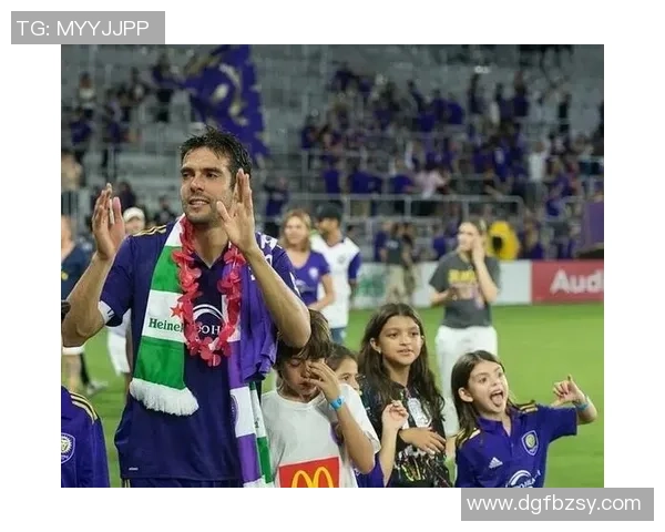 小爸爸在绿茵场上展现足球技艺与亲子互动的温馨时刻 小爸爸在绿茵场上展现足球技艺与亲子互动的温馨时刻